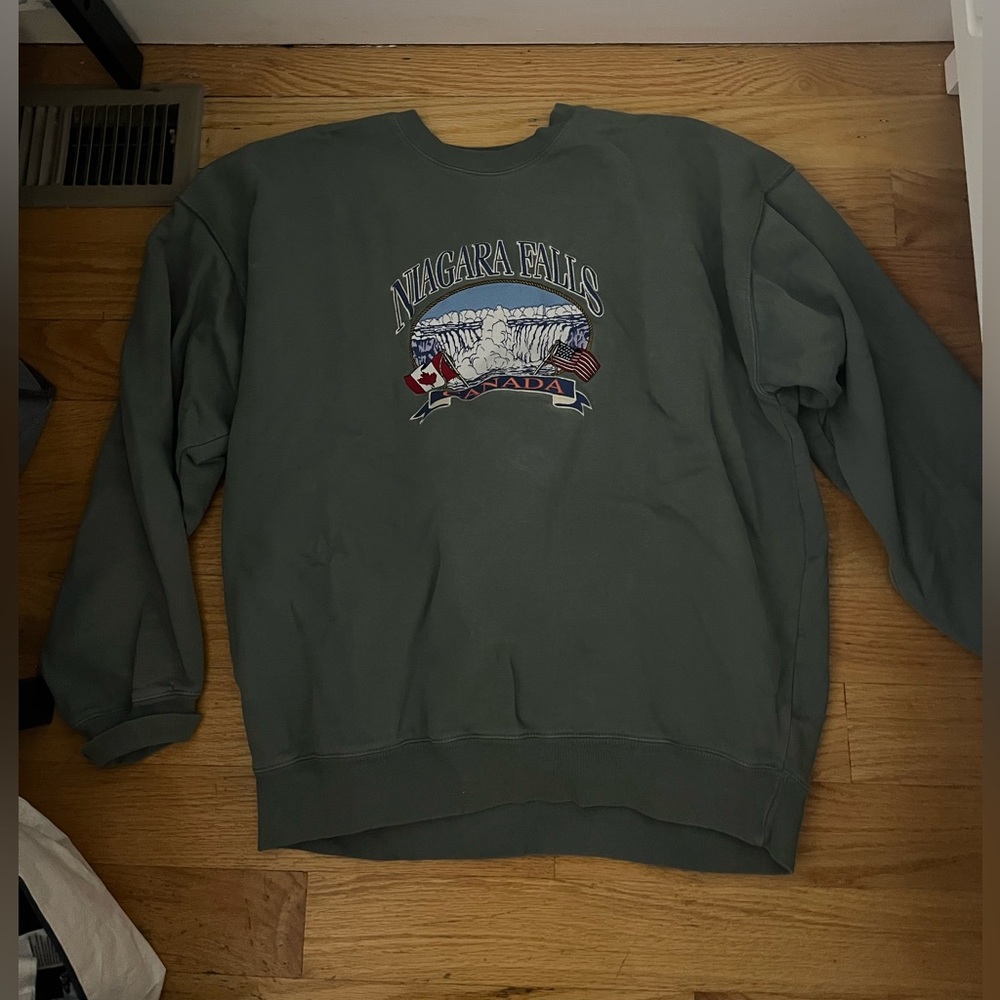 BRANDY MELVILLE NIAGARA FALLS CREW NECK OVERSIZED